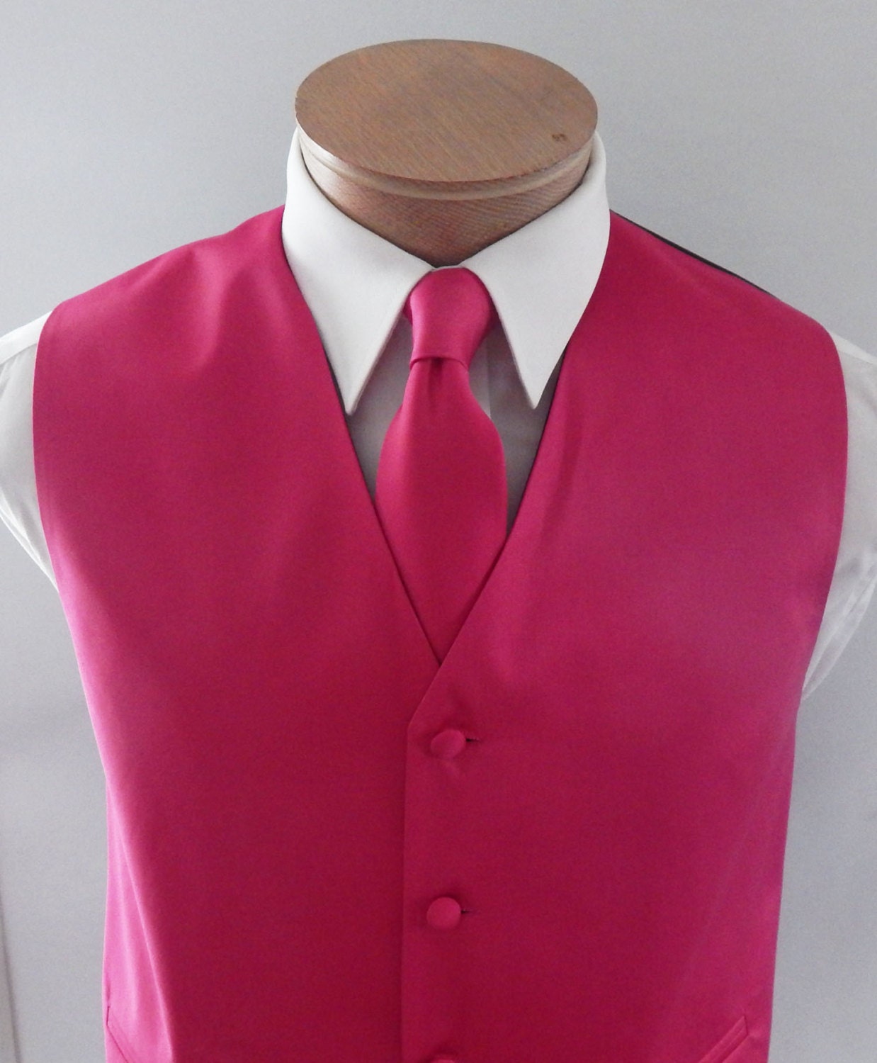 Herrenweste Fuchsia Glatt Satiniert Mit Verdeckten Knöpfen Weste Kommt Passender Krawatte Und Tasche Quadratisch Schwarz Verstellbar Rückseite Herrenweste Fuchsia Glatt Satiniert Mit Verdeckten Knöpfen Weste Kommt Passender Krawatte Und Tasche Quadratisch Schwarz Verstellbar Rückseite von vesterrific