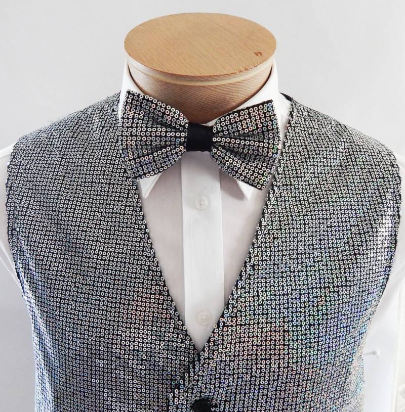 Mens Silber Pailletten Weste Und Fliege Set Mens Silber Pailletten Weste Und Fliege Set von vesterrific