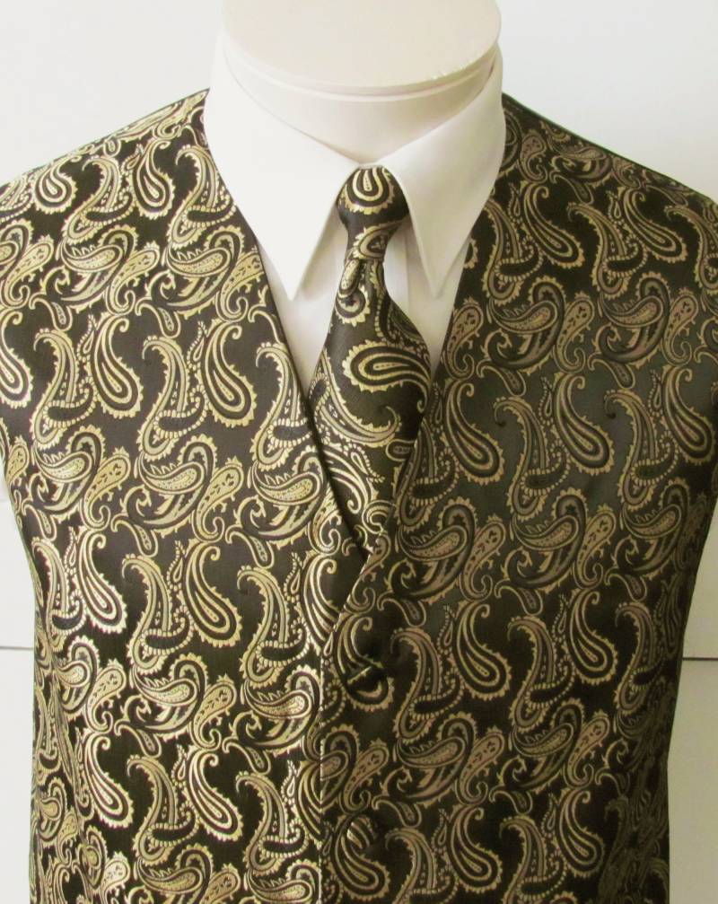 Mens Weste Gold Auf Schwarzem Ton in Satin Paisley Krawatte Und Einstecktuch Set Mens Weste Gold Auf Schwarzem Ton in Satin Paisley Krawatte Und Einstecktuch Set von vesterrific