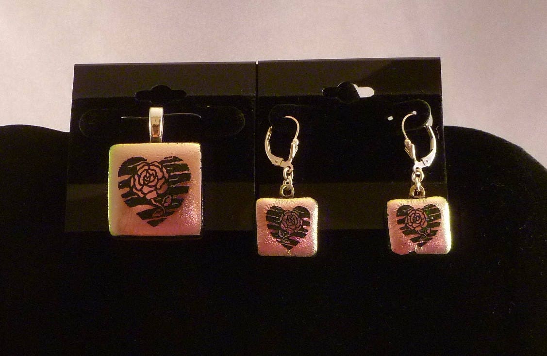 Grünes Und Rosa Herz Mit Rose Anhänger Ohrringe Set Grünes Und Rosa Herz Mit Rose Anhänger Ohrringe Set von vibrantsky