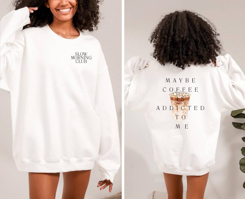 Slow Morning Club Sweatshirt - Vorder- Und Rückdesign Für Kaffee-Fans. Maybe Coffee Is Addicted To Me, Unisex, Damen Pullover Kaffee von viccydesign