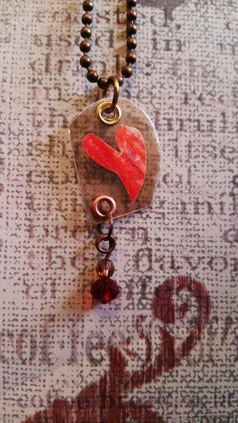 Zauberhafter Glimmer Anhänger in Herzform Mit Roten & Orangen Perlen. Kleiner Anhänger, Zierlich von vickibastajewelry