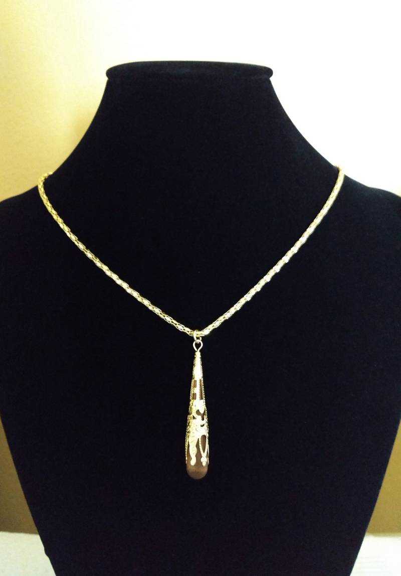 Gold-Ton Filigrane Kegel Über Ahorn-Holz Teardrop-Halskette Gold-Ton Filigrane Kegel Über Ahorn-Holz Teardrop-Halskette von vicssins