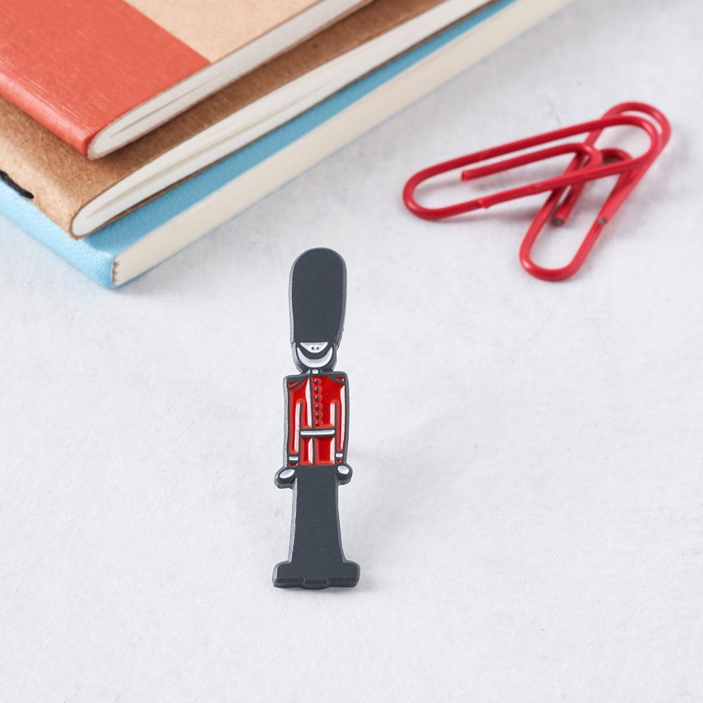 Queen Es Guard Emaille Pin Anstecker - Liebevoll Hergestellt in Großbritannien Queen Es Guard Emaille Pin Anstecker - Liebevoll Hergestellt in Großbritannien von victoriaeggs