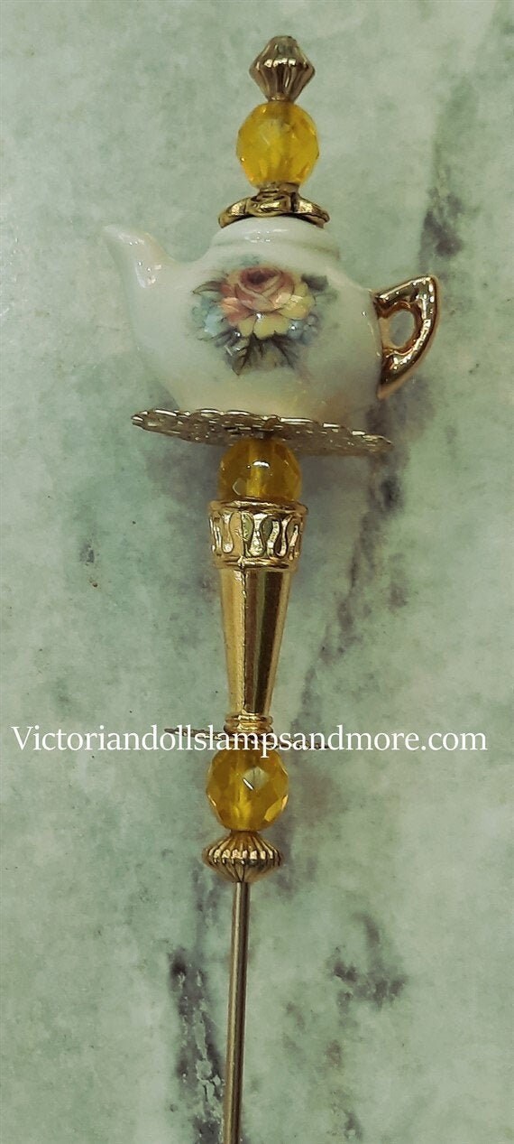 Teekanne Hut Pin 7 Zoll Und Eine Prise Feinstes Porzellan in Gelber Rose von victoriandollslamps