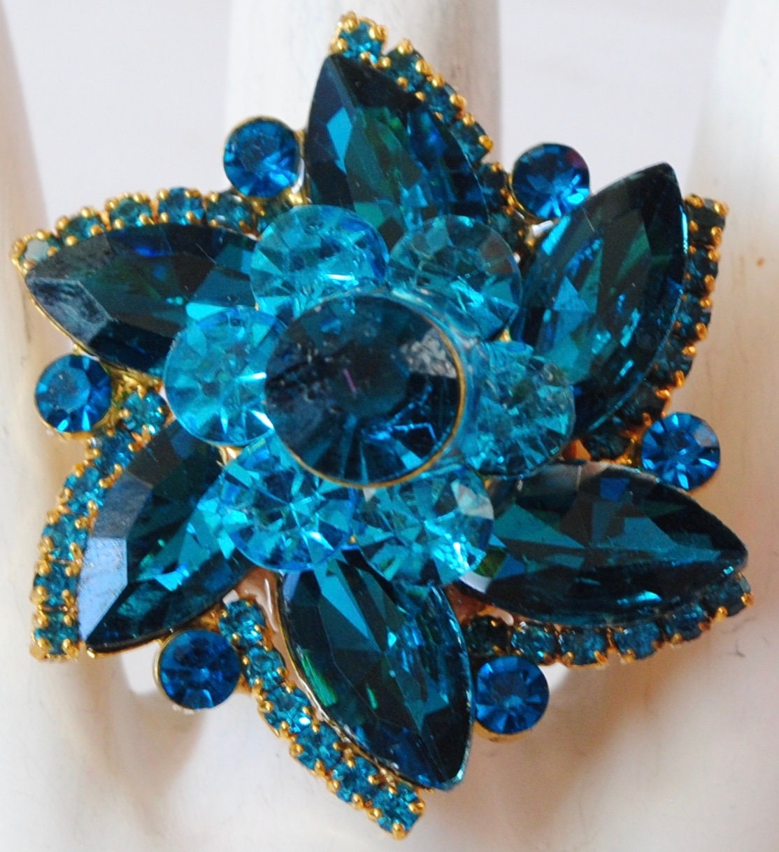 Floraler Cocktail-Ring Türkis & Blauer Strass, Verstellbares Goldband von victoriascharms