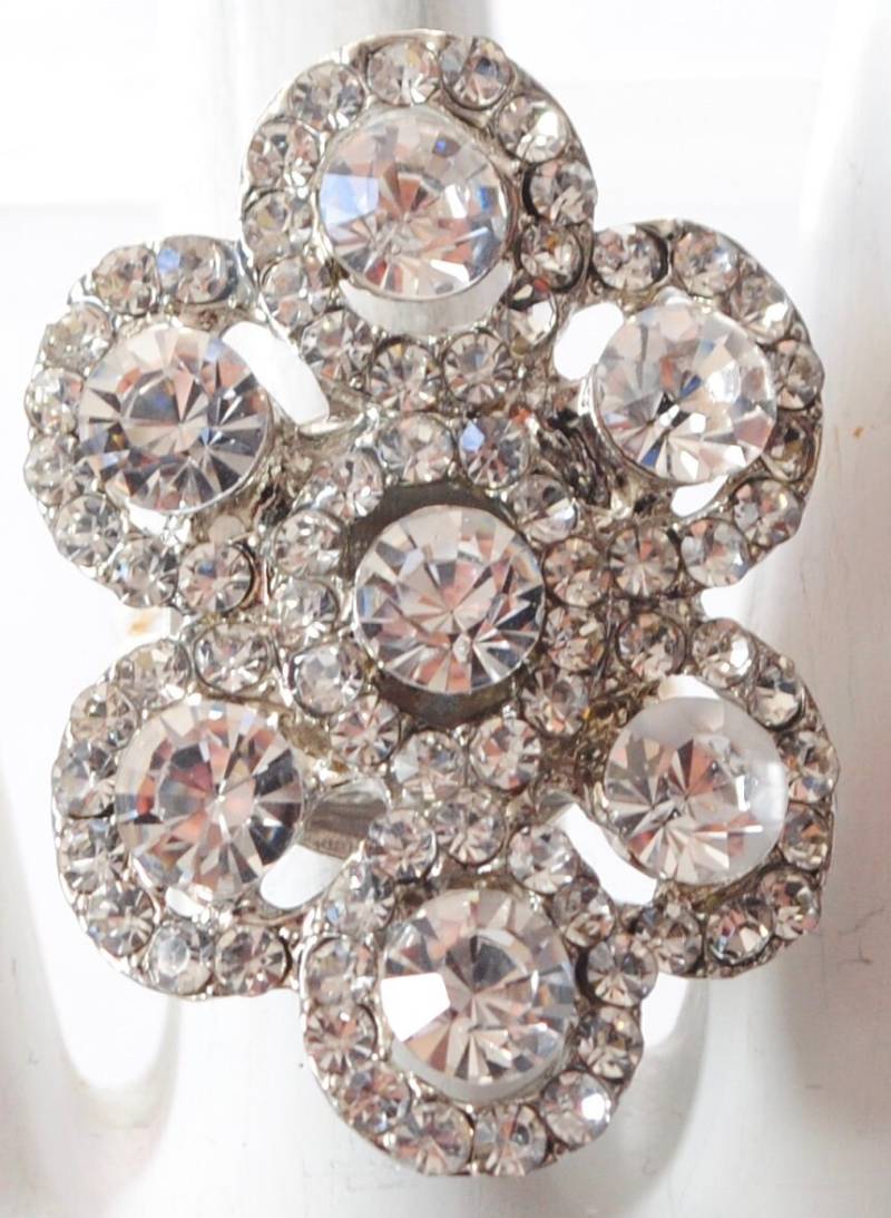 Floral Strass Cocktail-Ring - Verstellbare Versilbert Band von victoriascharms