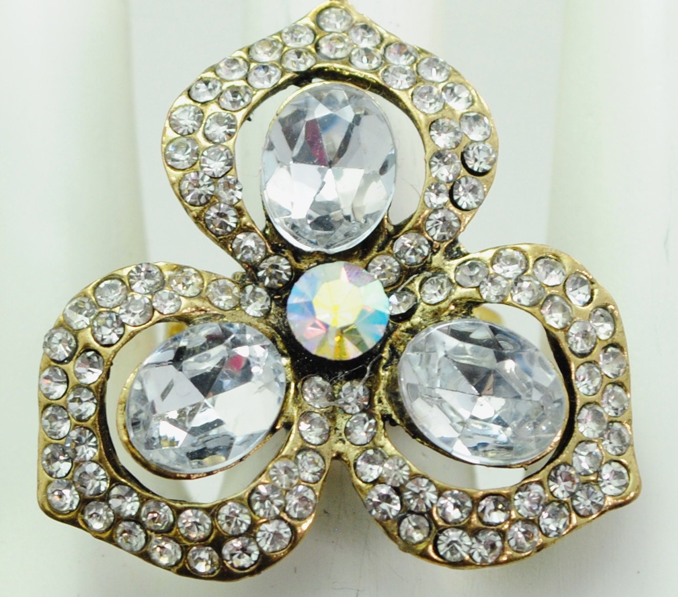 Floraler Cocktailring Klare Strasssteine, Verstellbare Goldplatte von victoriascharms