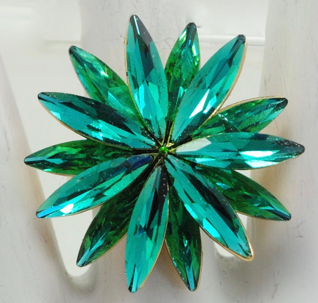 Cluster Ring Mit Grünen Marquise Strasssteinen von victoriascharms