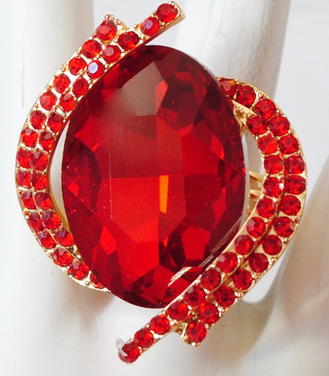 Ovaler Cocktailring Mit Roten Strasssteinen, Holidayschmuck, Geschenk Für Sie, Verstellbar von victoriascharms