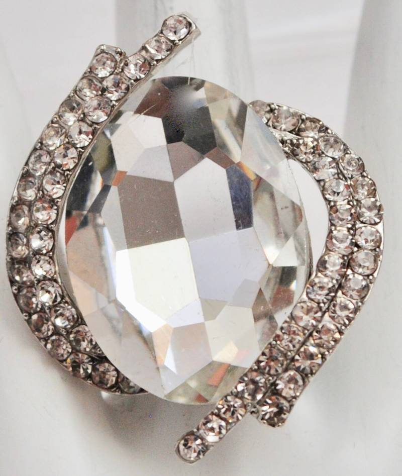 Wunderschöner L Cocktail Ring Oval Klare Strasssteine Großer Geschenk Für Frauen Verstellbar von victoriascharms