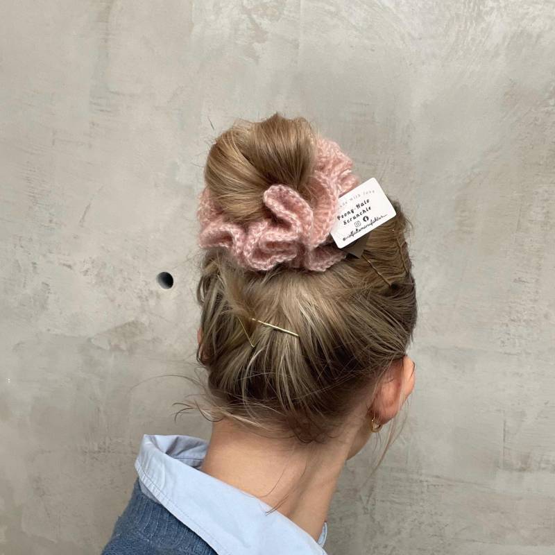 Handgehäkelter Scrunchie, „Ducklin Fluff", Flauschiges Haareaccessoire Aus Hochwertigem Garn, Perfekt Für Dutts Mit Hochsteckfrisuren-Flair von vielfaltsshop