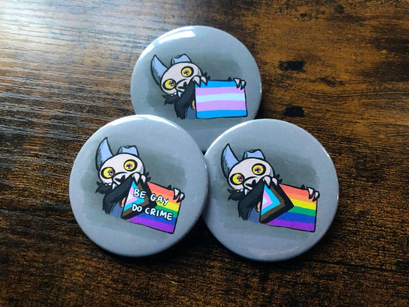 Toh King Pride Button & Magnet Large - 59mm∅ Be Gay Do Crime Trans von viktorclawthorne