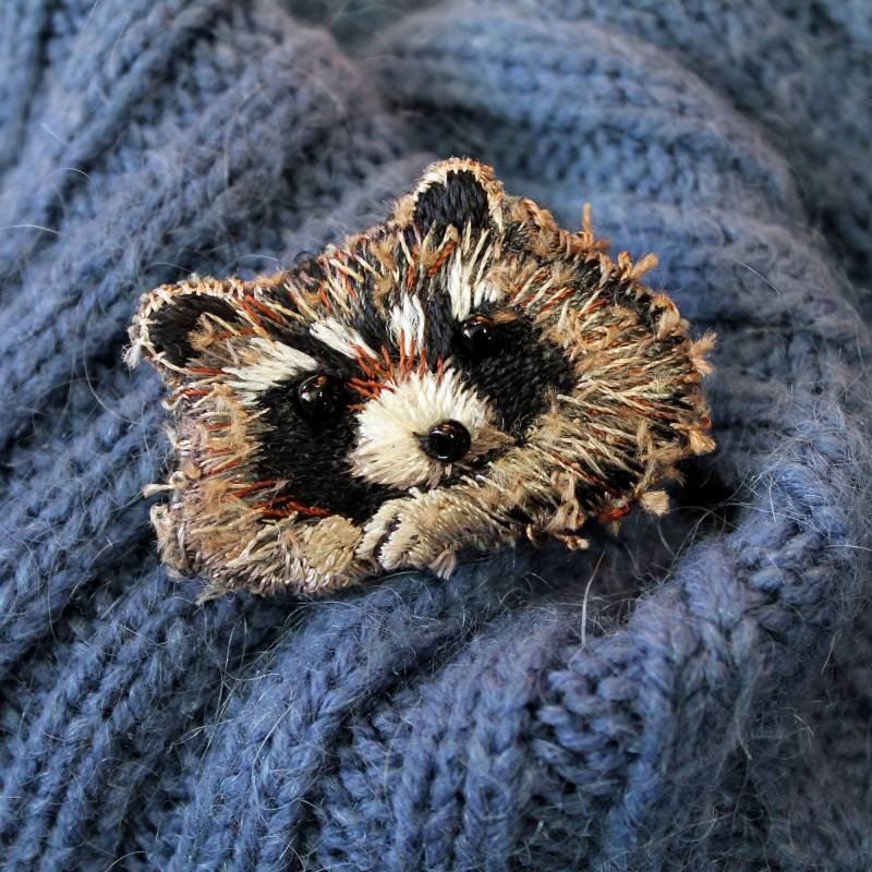 Mini Bestickte Brosche Süße Graue Waschbär Muttertag Schmuck Geschenk Für Schwester Handstickerei Seide Waldtier Anstecknadel Freund Custom von viktoriyasilk