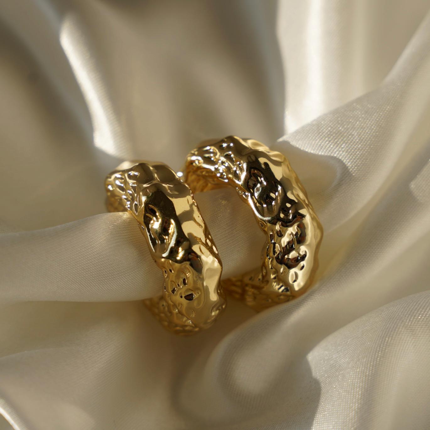 Chunky Gold Hoops Chunky Gold Hoops von vilovia