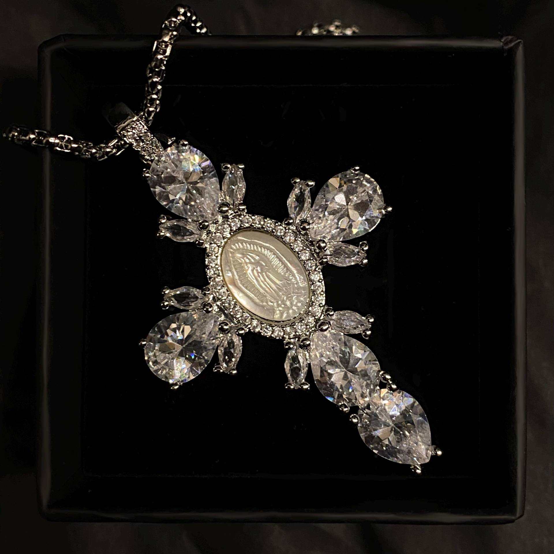 Kreuz Kette Mit Steinchen Kreuz Kette Mit Steinchen von vilovia