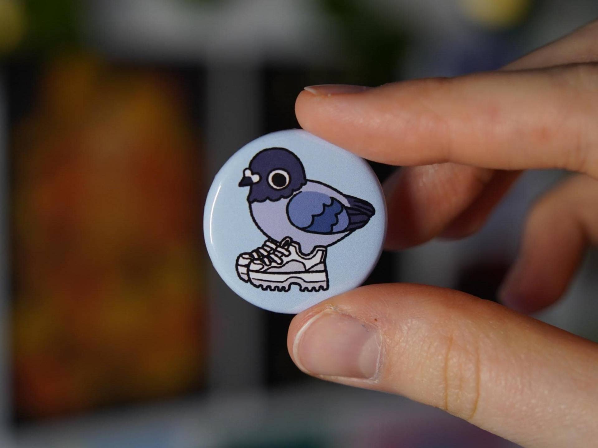 Weisse Chunky Sneaker Taube - 32 Mm Button Pin Oder Magnet von vimblesart