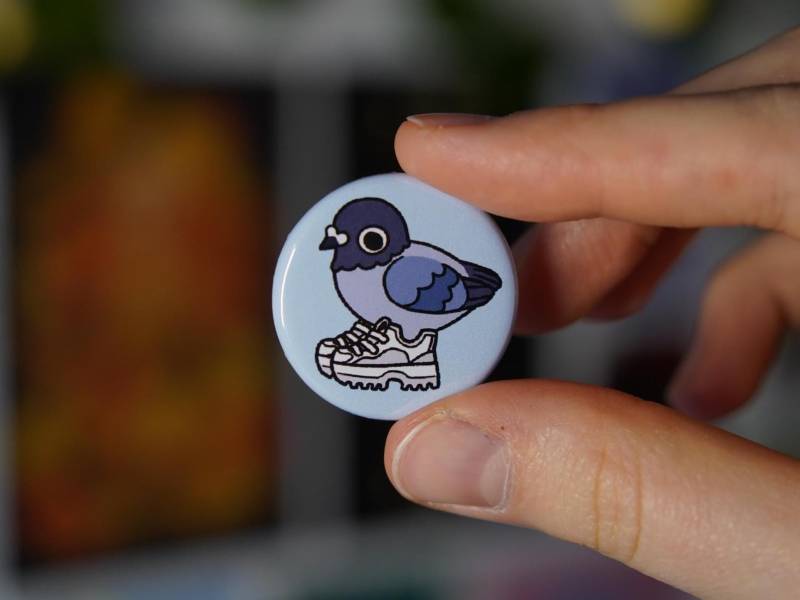 Weisse Chunky Sneaker Taube - 32 Mm Button Pin Oder Magnet von vimblesart