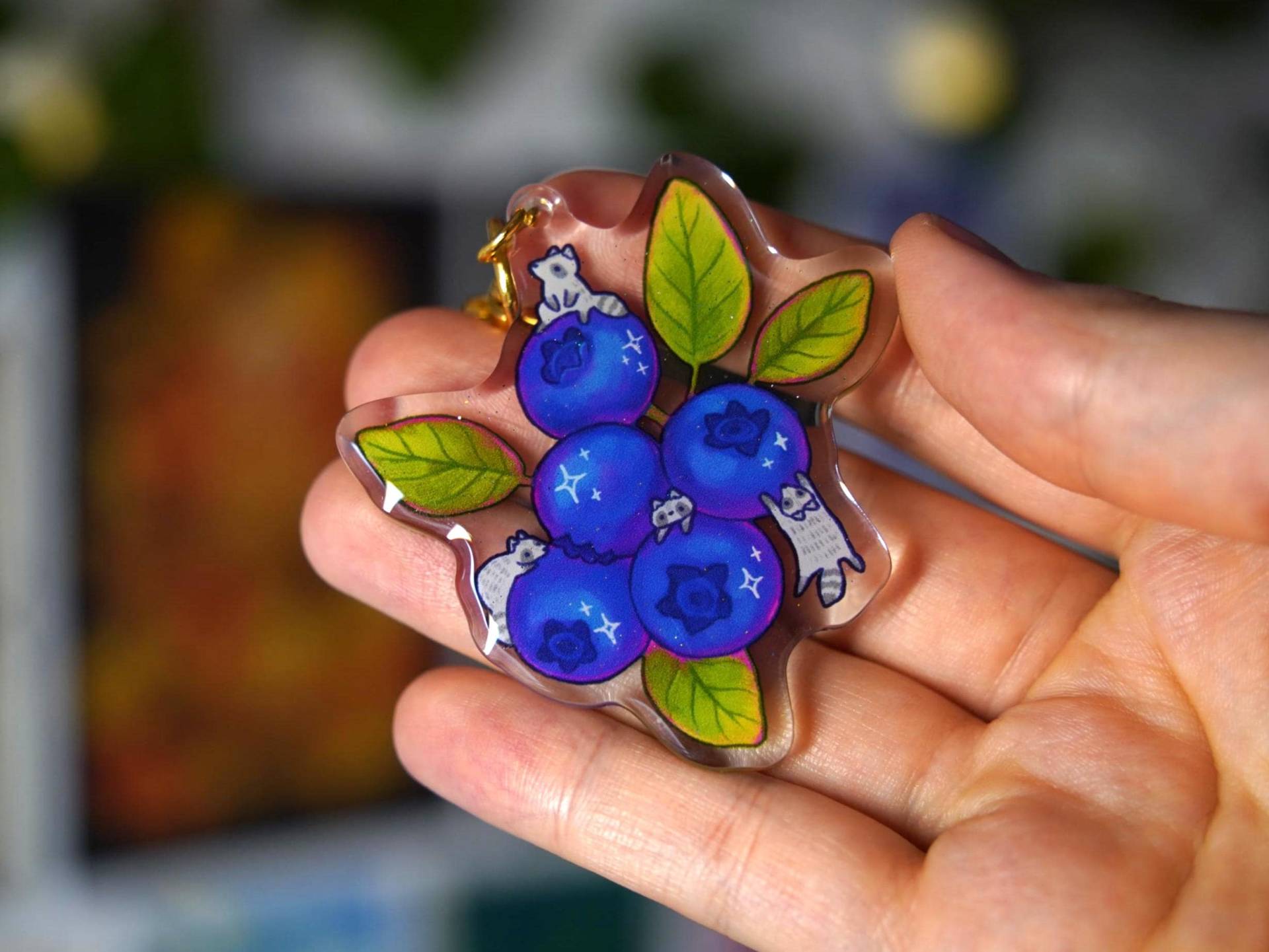 Winzige Blaubeer Waschbären - Schlüsselanhänger Aus Acryl Mit Glitter Epoxy | 6 cm Durchmesser von vimblesart