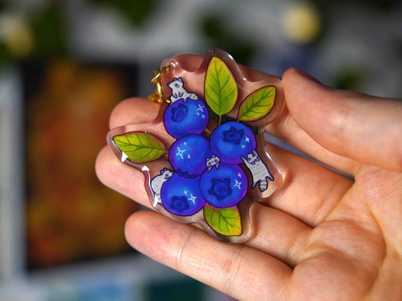Winzige Blaubeer Waschbären - Schlüsselanhänger Aus Acryl Mit Glitter Epoxy | 6 cm Durchmesser von vimblesart