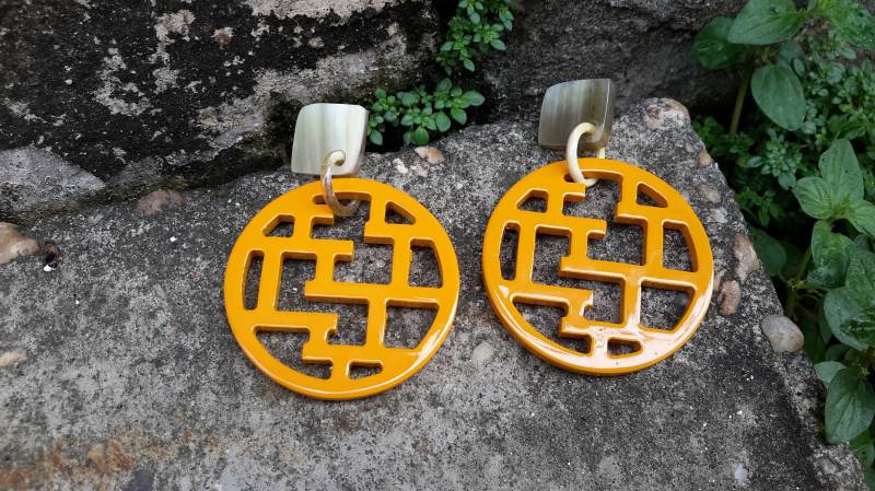 Hornohrringe - Hornlackohrringe von vinahorncraft