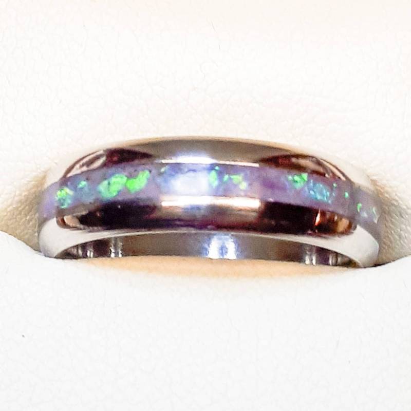 Wunderschöner Multi Violetter Opal Und Titan Ring von vineleafstudio