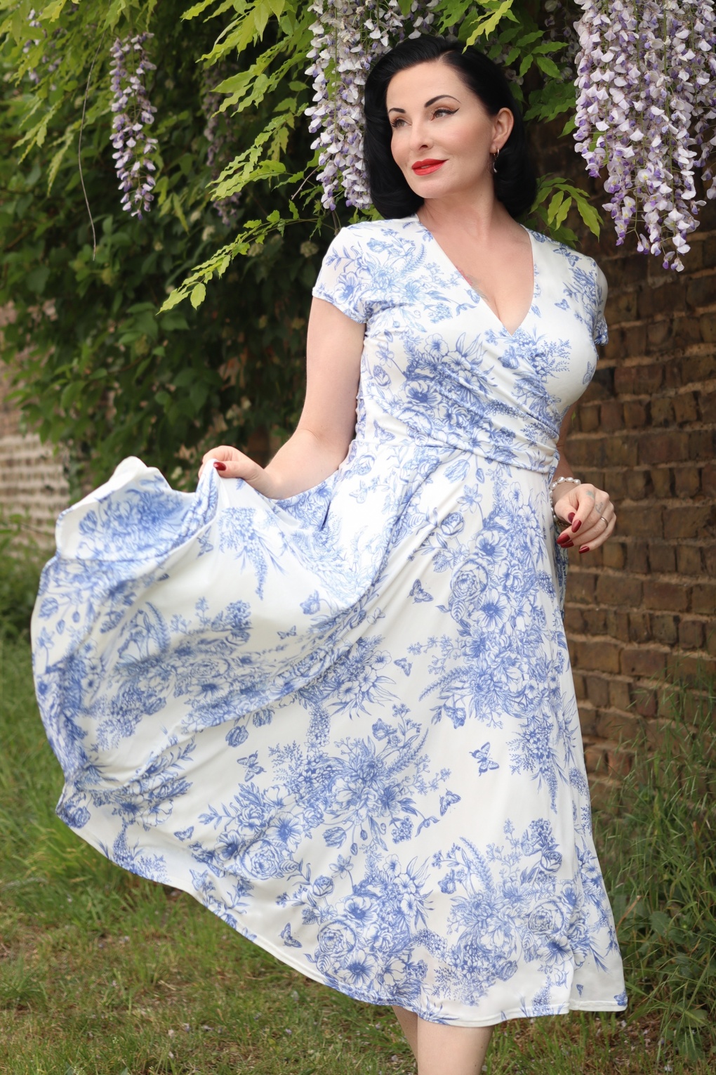 Layla Floral Swing Kleid in Weiß und Blau von vintage chic for topvintage
