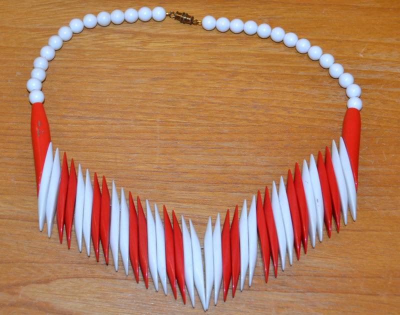 Original 50Er Jahre Hals Kette Kunststoff Modeschmuck Rot /Weiß Vintage Clothing Retro Mid Century Second Hand Wear Fifties Rockabella Original 50Er Jahre Hals Kette Kunststoff Modeschmuck Rot /Weiß Vintage Clothing Retro Mid Century Second Hand Wear Fifties Rockabella von vintageBagsAndCo