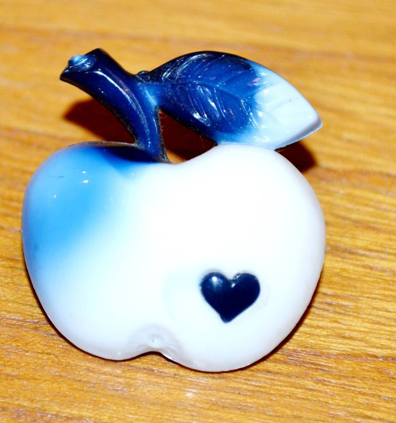 Original 70Er Jahre Anstecker Apfel Kunststoff/Metall Weiß/Blau Brosche Pin Retro Mid Century Second Hand Wear von vintageBagsAndCo