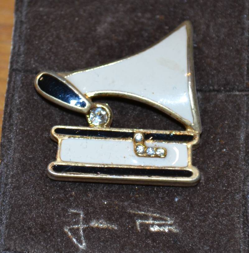 Original 70Er Jahre Anstecker Gramophone Metall Brosche Pin Retro Mid Century Second Hand Wear von vintageBagsAndCo