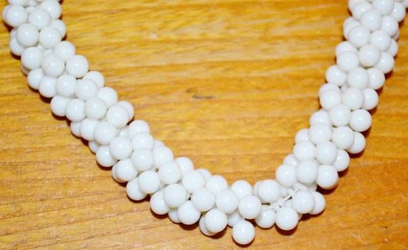 Original 70Er Jahre Hals Kette Perlen Modeschmuck Weiß Vintage Clothing Retro Mid Century Second Hand Wear Fifties Rockabella von vintageBagsAndCo