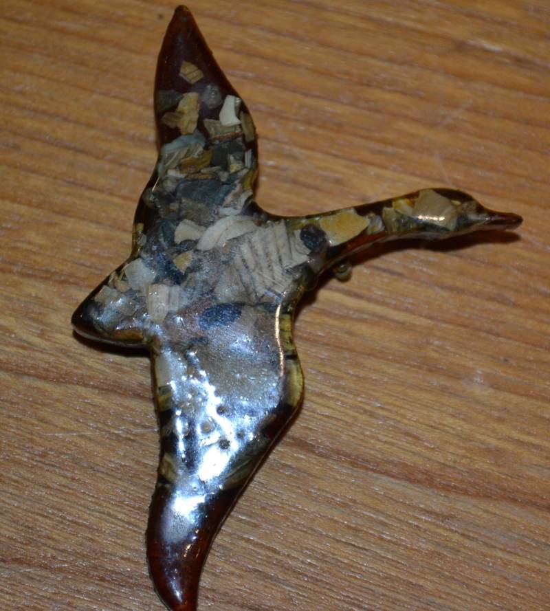 Original 70Er Jahre Kunststoff Anstecker Cowboy Hut Beige/Goldfarben Brosche Pin Retro Mid Century Second Hand Wear von vintageBagsAndCo