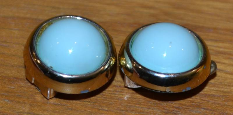 Original 70Er Jahre Ohrclips Hellblau Brosche Pin Retro Mid Century Vintage Clothing Second Hand Wear von vintageBagsAndCo