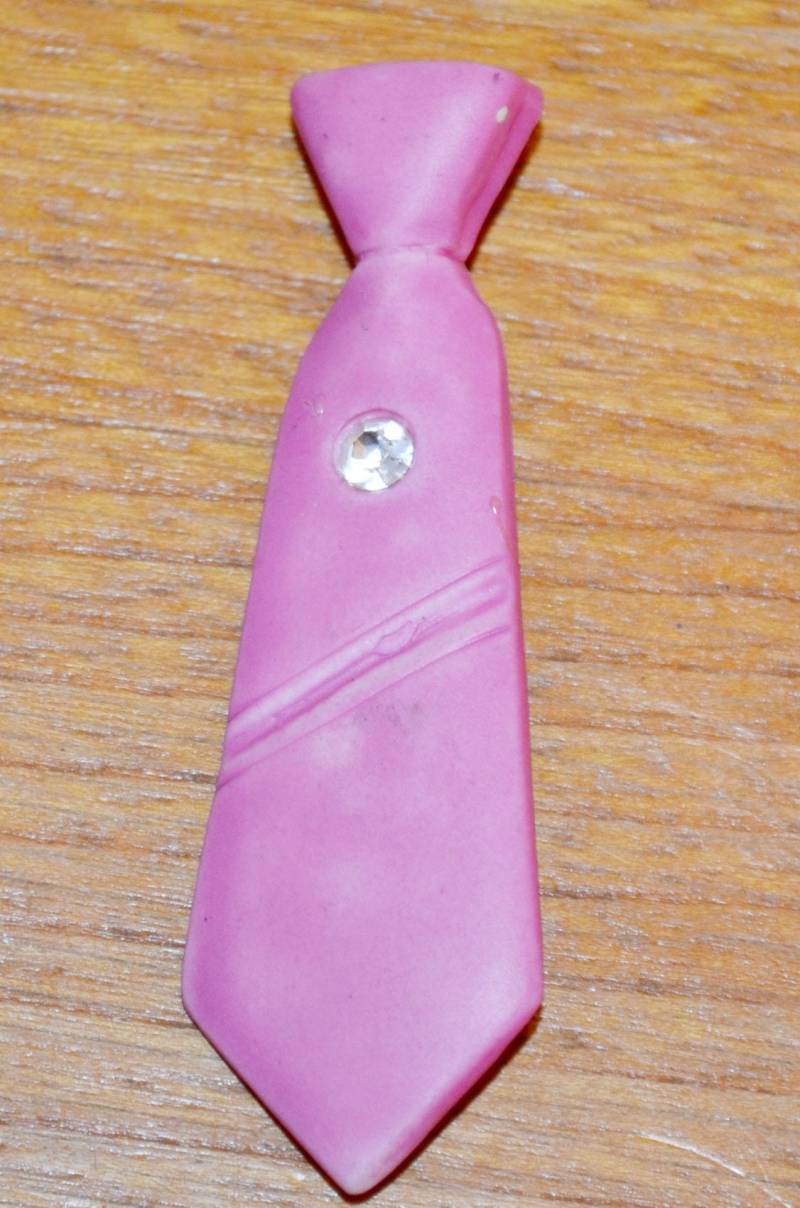 Original 80Er Jahre Anstecker Krawatte Pink Brosche Pin Retro Mid Century Second Hand Wear von vintageBagsAndCo