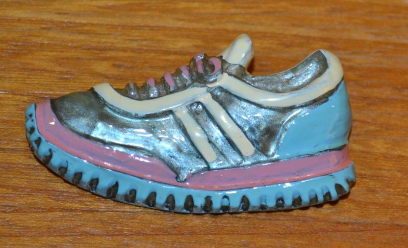 Original 80Er Jahre Anstecker Turnschuh Kunststoff Brosche Pin Blau Retro Mid Century Second Hand Wear von vintageBagsAndCo
