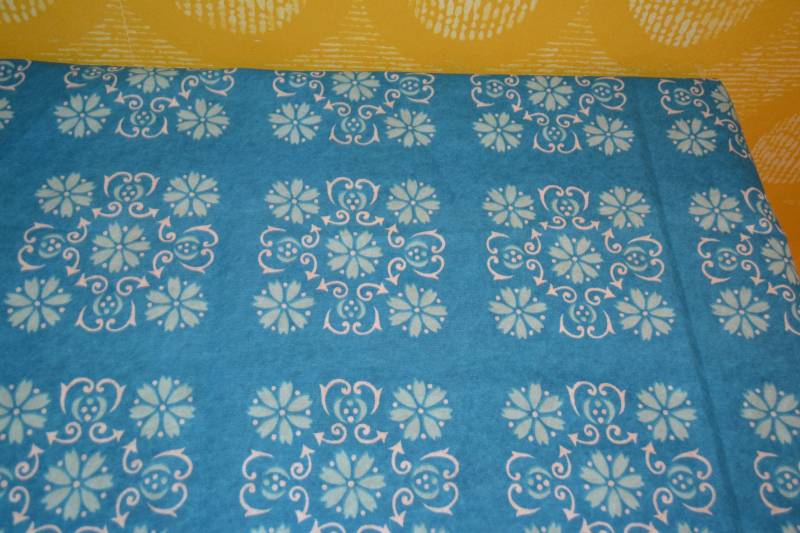 Schöne Eckige Vintage Papier Tischdecke Blau 70Er Jahre Mid Century Retro Esstisch Shabby Chic Seventies von vintageBagsAndCo