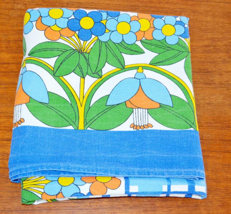 Schöne Eckige Vintage Tischdecke Baumwolle Original Weiß/Blau/Bunt 70Er Jahre Bunt Mit Prielblumen Mid Century Retro Esstisch von vintageBagsAndCo