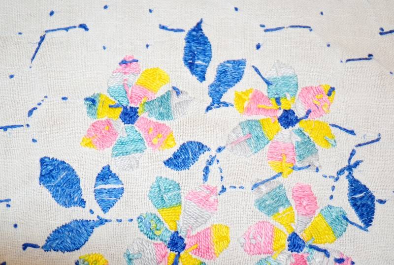 Schöne Eckige Vintage Tischdecke Leinen Mit Flachstick Weiß/Bunt 70Er Jahre Bunt Prielblumen Mid Century Retro Esstisch von vintageBagsAndCo