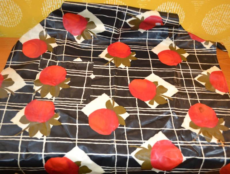 Schöne Vintage Küchenschürze Gartenschürze Aus Kunststoff Abwaschbar 50Er Jahre Schwarz /Orange Mid Century Retro Esstisch von vintageBagsAndCo