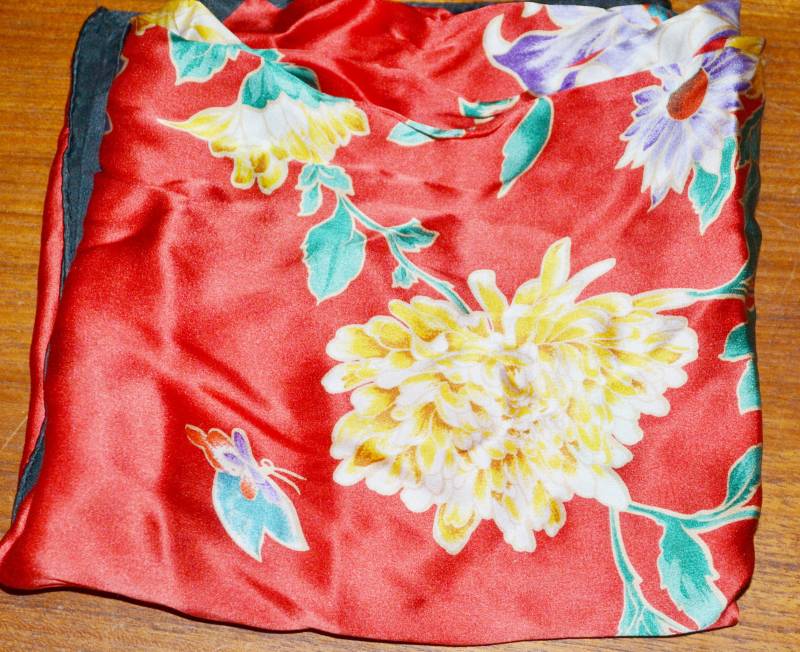 Vintage Tuch Smithonian Institution 1990 Halstuch Rot Blumen Seide Foulard Retro Scarf Mid Century Clothing Second Hand Wear von vintageBagsAndCo