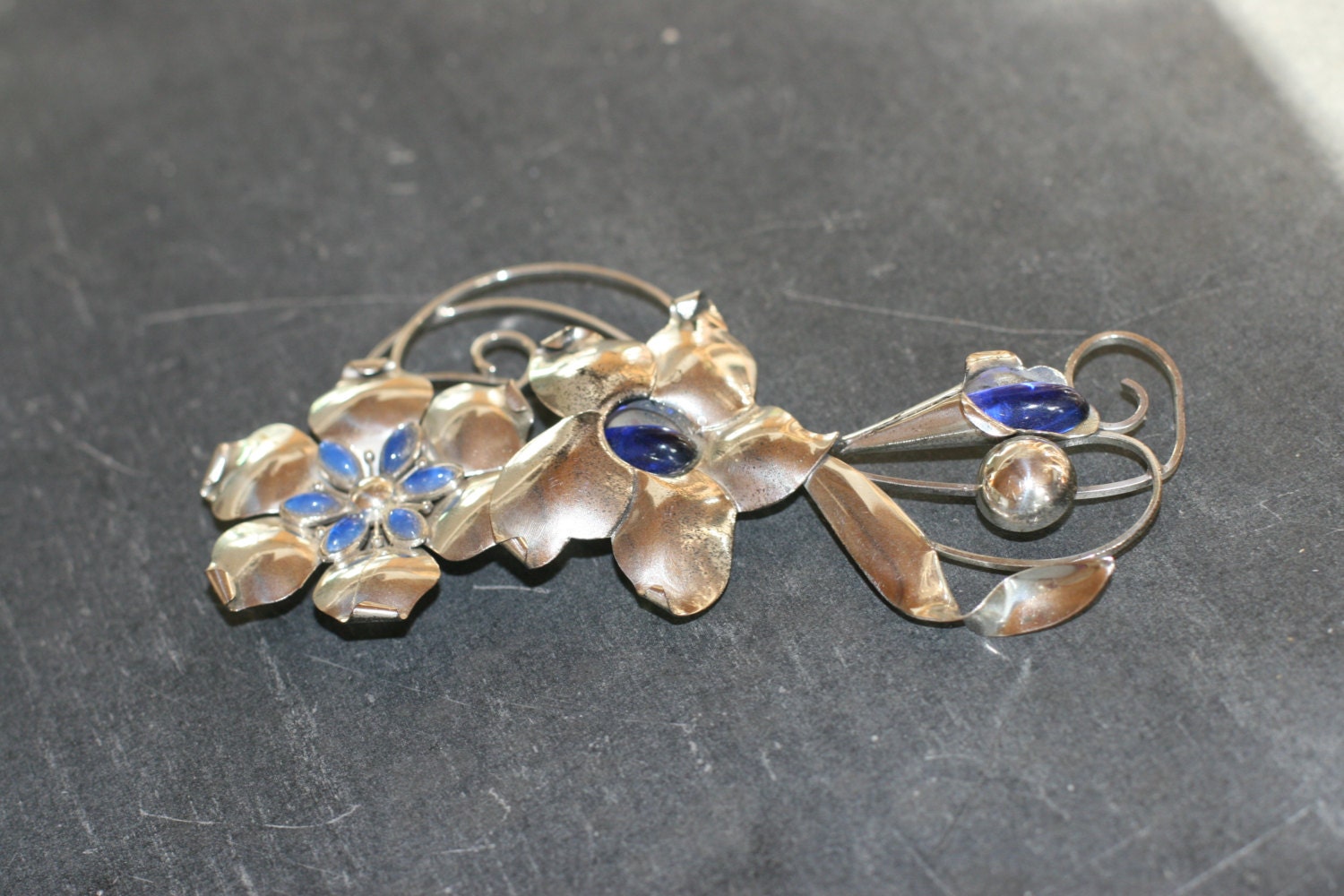 Vintage Sterling Truart Mit Blauen Glastropfen, Blume Blättern, Brosche, Anstecknadel von vintageatmosphere
