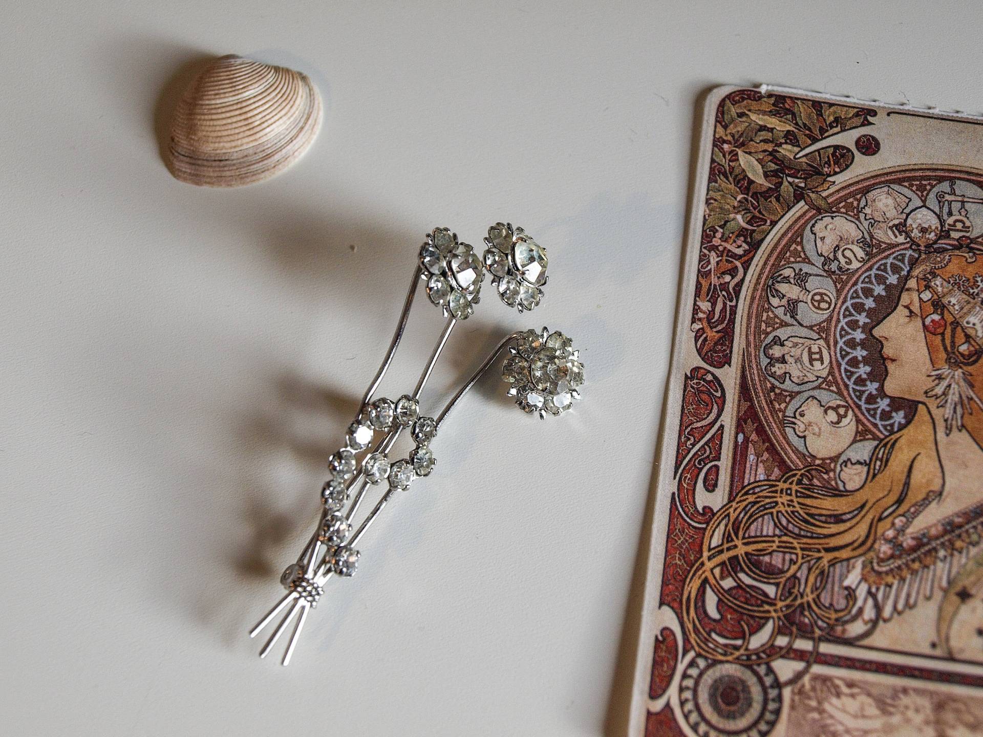 Vintage Brosche, Blumen-Zweig-Design Mit Klaren Kristallen, Modeschmuck von vintagebypandora
