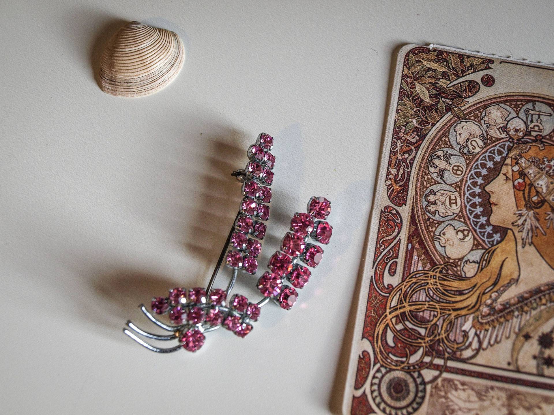 Vintage Brosche, Blumen-Zweig-Design Mit Rosa Kristallen, Modeschmuck von vintagebypandora