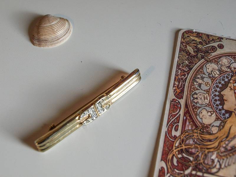 Vintage Brosche, Gerade Gold-Pin Mit Klaren Kristallen, Modeschmuck Vintage Brosche, Gerade Gold-Pin Mit Klaren Kristallen, Modeschmuck von vintagebypandora