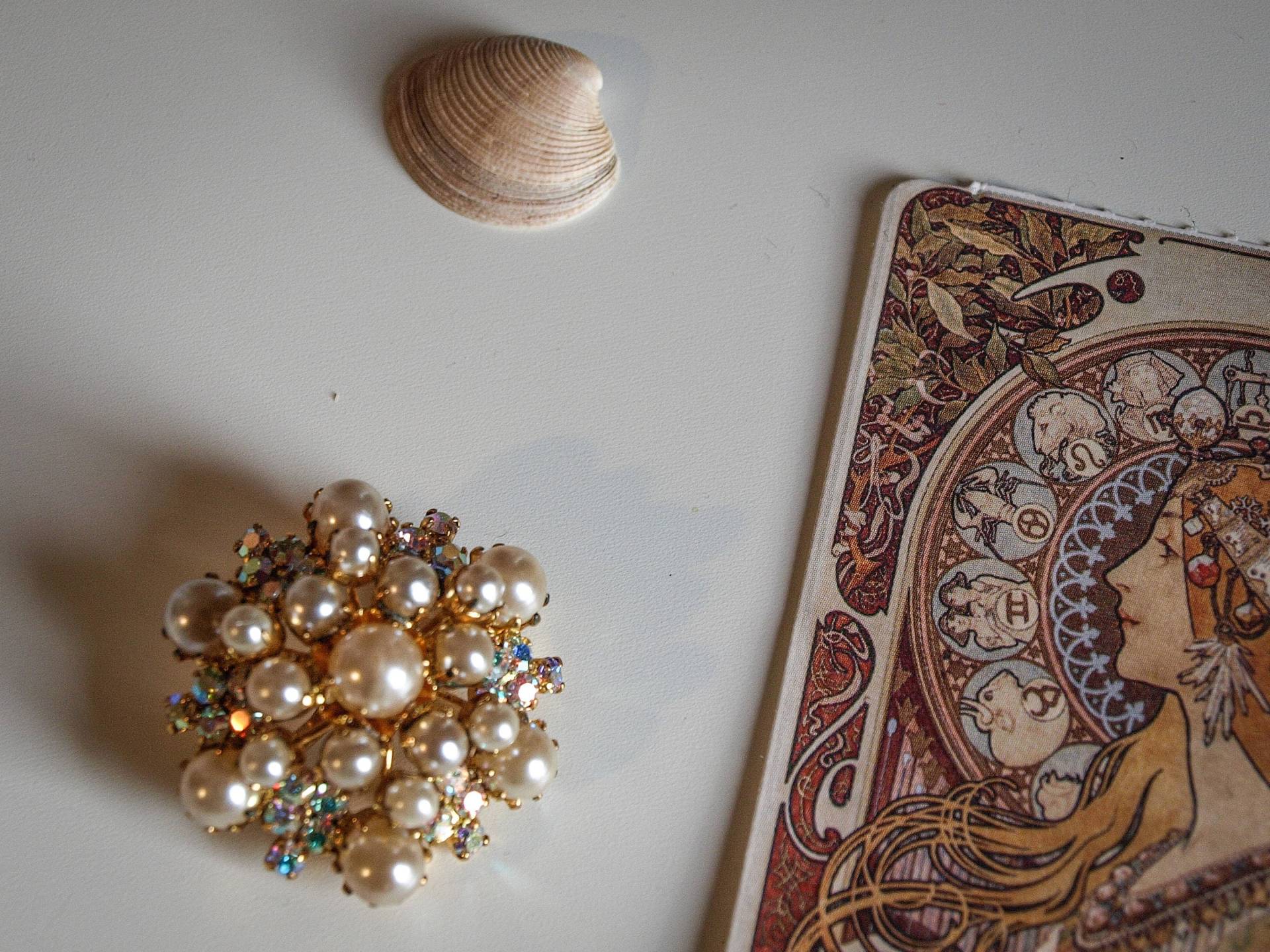Vintage Brosche Mit Perlen Und Schillernden Kristallen, Modeschmuck von vintagebypandora
