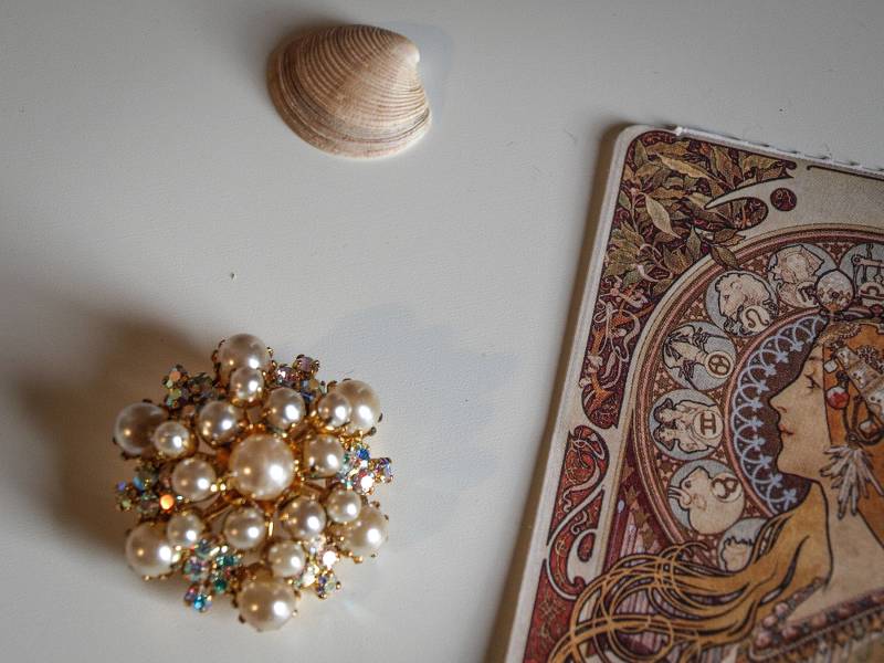 Vintage Brosche Mit Perlen Und Schillernden Kristallen, Modeschmuck Vintage Brosche Mit Perlen Und Schillernden Kristallen, Modeschmuck von vintagebypandora