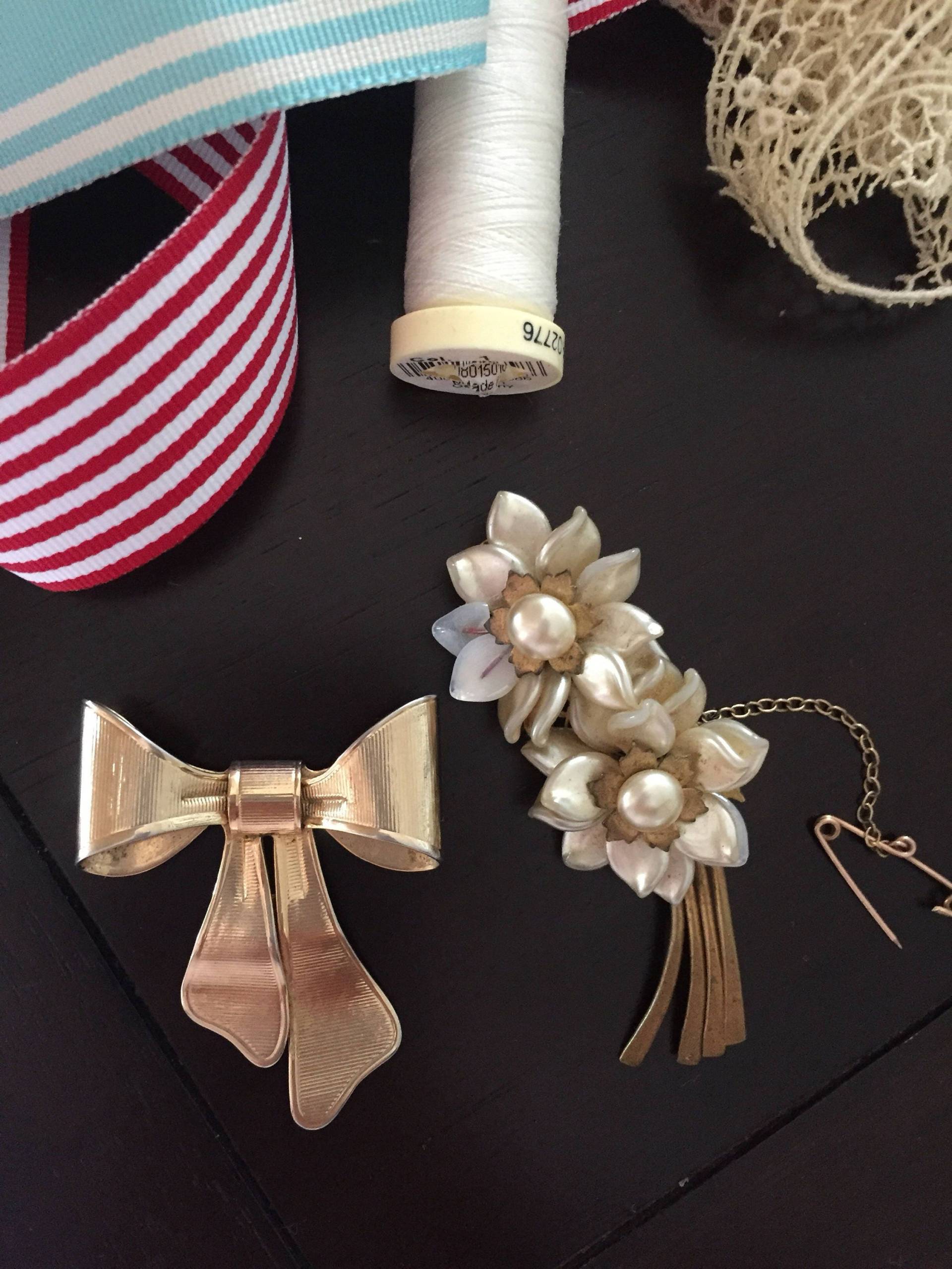 1930Er Jahre Vintage Perlenbrosche Und 1980Er Avon Brosche von vintagecaf