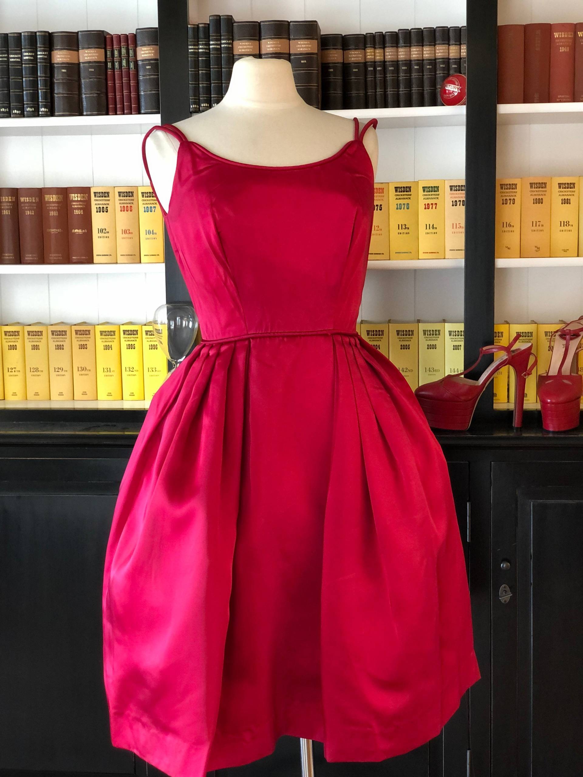 1950Er Jahre Rotes Duchess Satin Cocktailkleid von vintagecaf