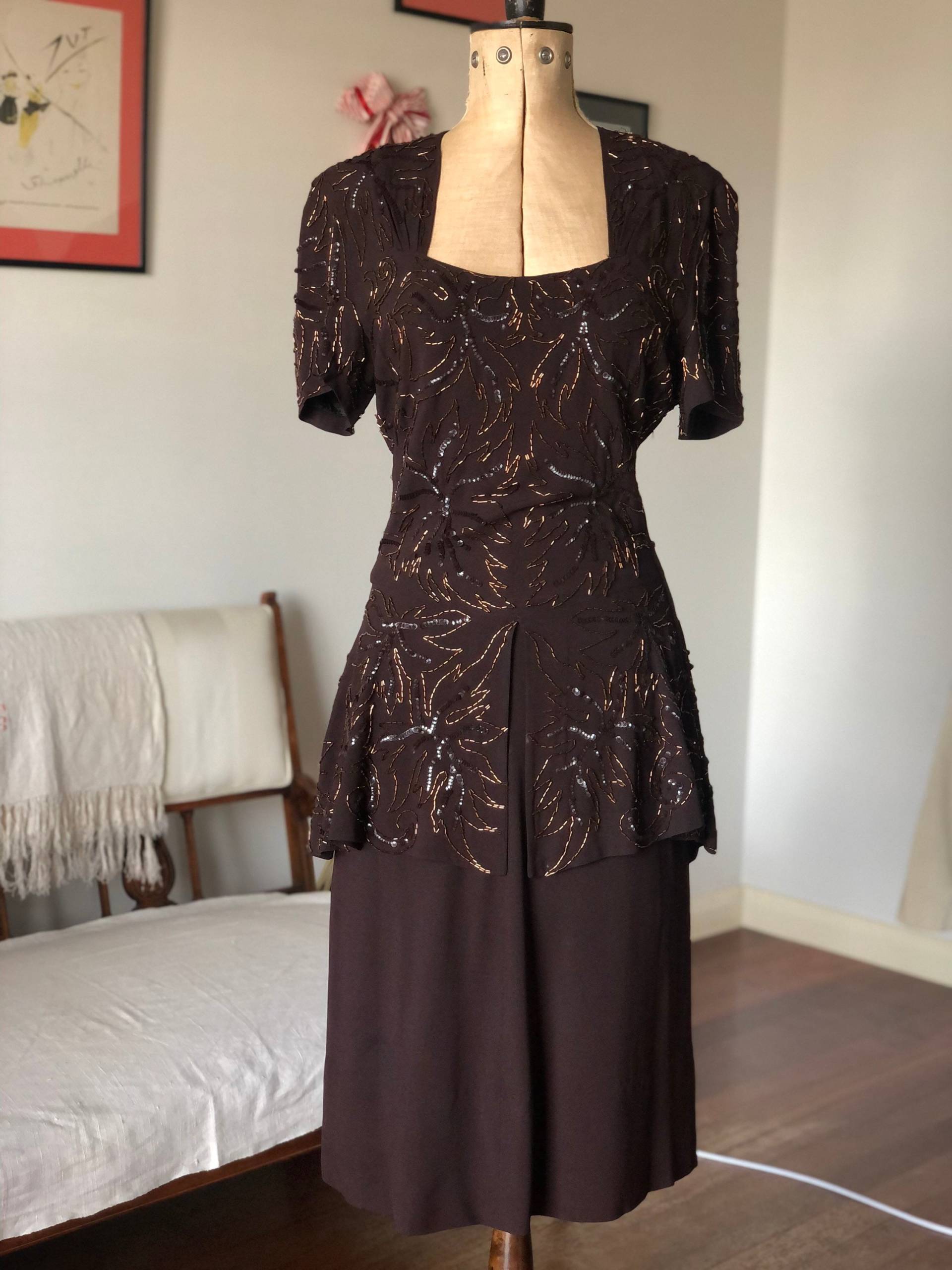 40Er Jahre Schokobraun Pailletten Crepe Herman Becker Cocktailkleid Mit Peplum von vintagecaf