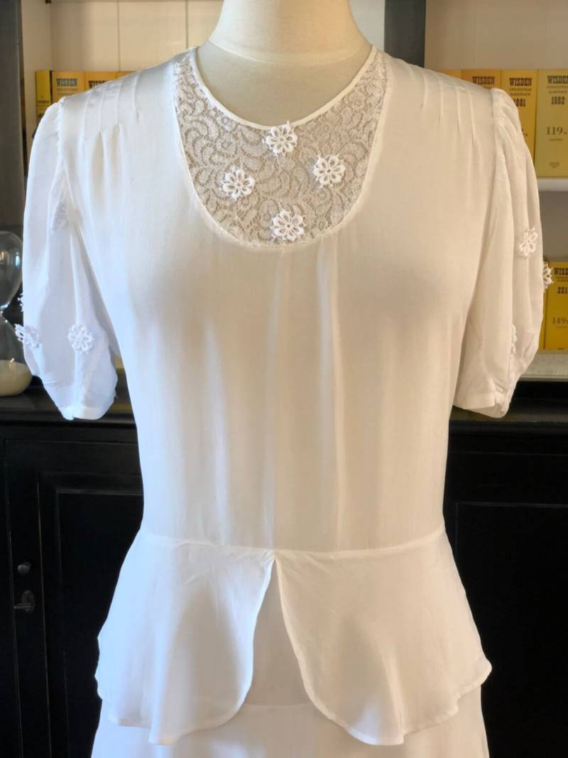 40Er Jahre Seiden-Kreppkleid Mit Schößchenrock Und Gänseblümchen-Spitzenärmeln von vintagecaf